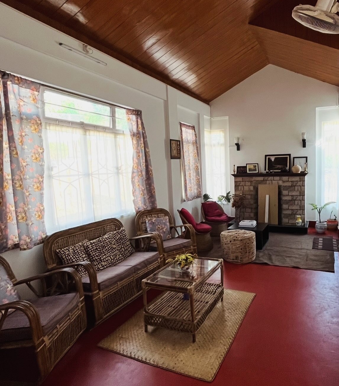 Spacious sitting room with natural light and a fireplace at Vallenea
